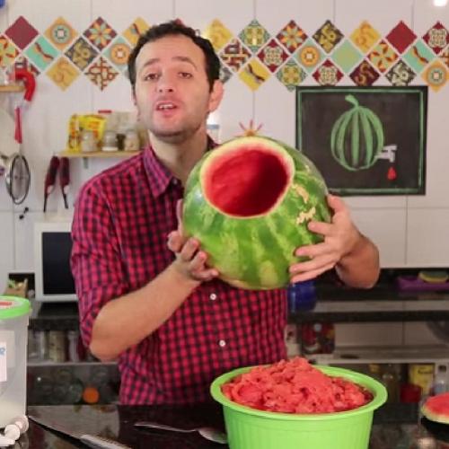 Olha o que esse cara faz com a melancia