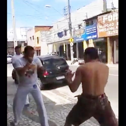 Valentão arrumou confusão com grupo de Capoeira e passou vergonha