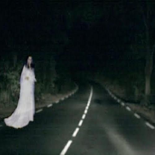  Estranha mulher de branco aparece toda noite na estrada 