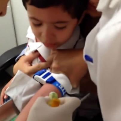 Sacrifício do garoto para tomar a vacina