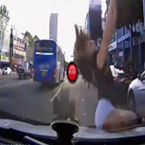 Mulher bate em carro parado na China
