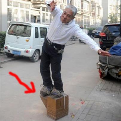 Chinês maluco diz que curou a dor nas costas usando sapatos de 400kg