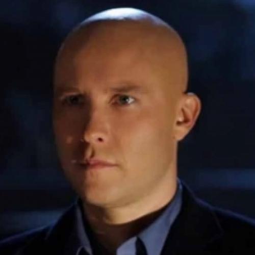 Smallville: Braceletes da Mulher-Maravilha apareceram em cena da série
