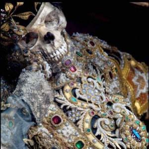 Esqueletos de 'santos' são encontrados cobertos por joias