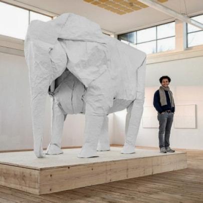 Um incrível origami de elefante em tamanho real