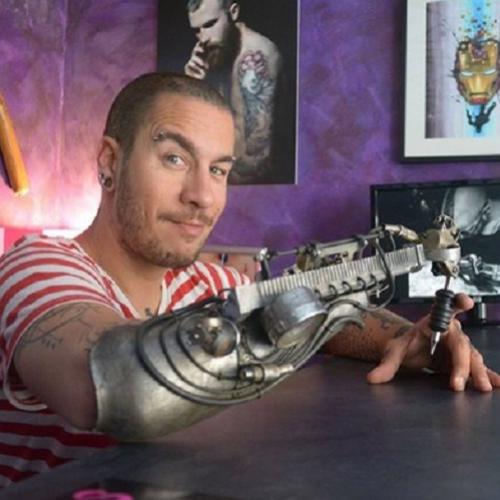  Tatuador sem braço usa prótese incrível ao estilo steampunk 