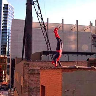 Homem-aranha adere ao parkour