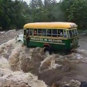 Ônibus é levado por correnteza em acidente trágico