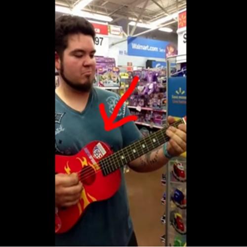 Incrível o que esse cara faz com apenas um violão de brinquedo