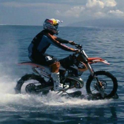 O dublê que modificou sua moto para surfar uma onda gigan