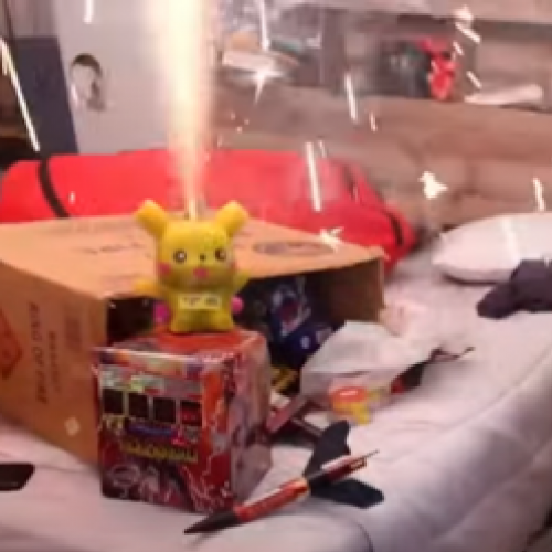 Youtuber acende fogos de artificio em seu quarto