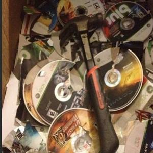 Mulher destrói coleção de games do ex-namorado