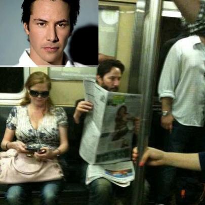 Esse homem lendo jornal tranquilamente num metrô se chama Keanu Reeves