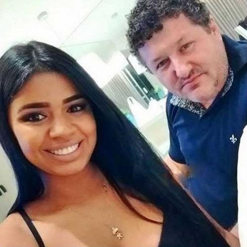 Alguém poderia ajudar essa linda morena?