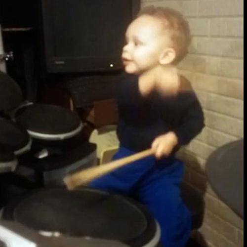 Jaxon, um baterista de dois anos arrasando em “The Pretender”