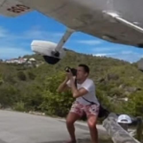 Fotógrafo quase perde a cabeça ao tirar foto de um avião