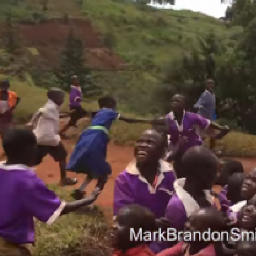 Assista a reação de crianças africanas ao ver um drone pela primeira v