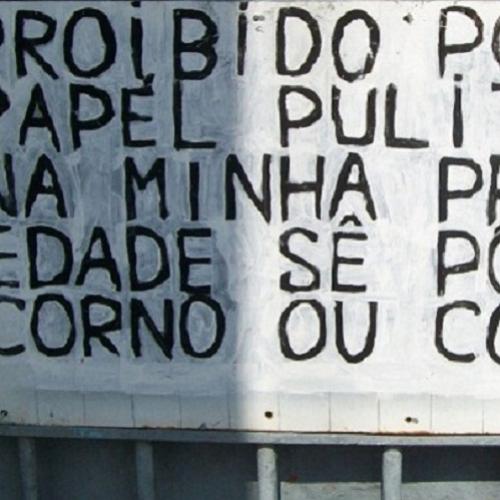 Placa para políticos em propriedade particular