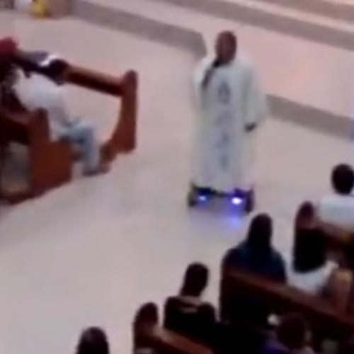Padre rezando a missa em cima de um hoverboard