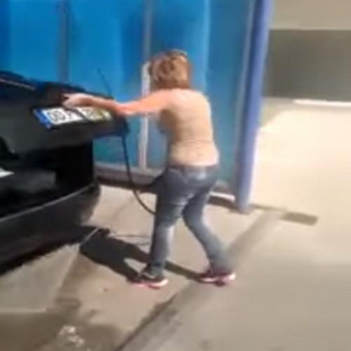 Aprenda como não lavar um carro com essa mulher