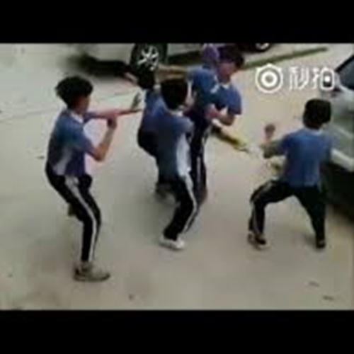 Garoto em escola oriental destrói sozinho 5 garotos em luta de rua