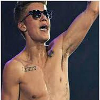Justin Bieber leva garrafada durante show em SP