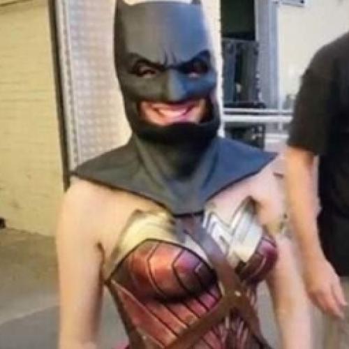 Mulher-Maravilha é flagrada com máscara do Batman em bastidores de...
