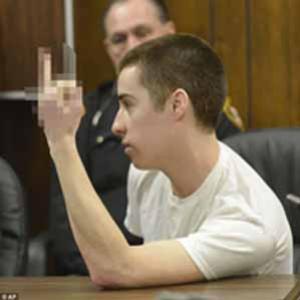 Assassino de 18 anos é condenado a prisão perpétua nos EUA e não demon