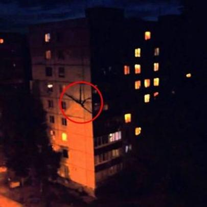 Criatura estranha aparece escalando prédio na Rússia