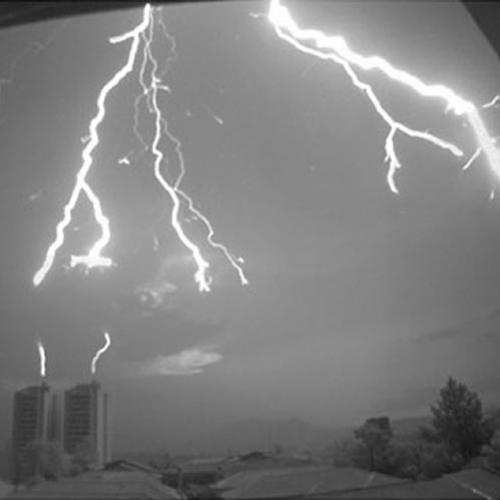 Pesquisadores capturam imagens de raios atingindo prédios em São Paulo