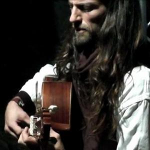 Um homem e sua guitarra