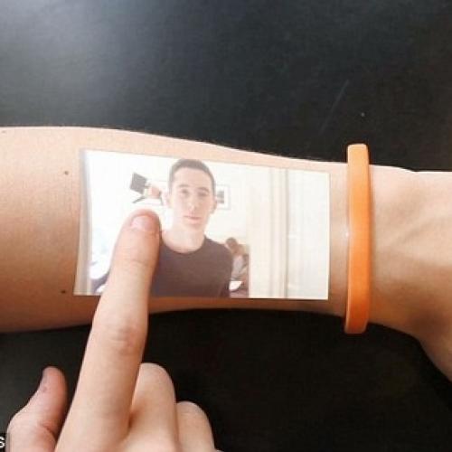 Nova pulseira que transforma seu braço em um tablet e atende chamadas