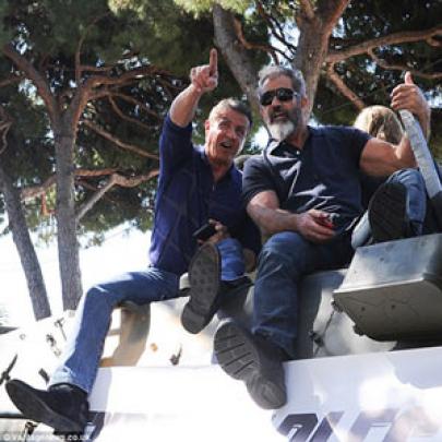 Ser fodão é chegar de tanque de guerra no Festival de Cannes