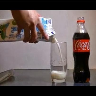 Veja o que acontece quando misturamos Coca-Cola com Leite