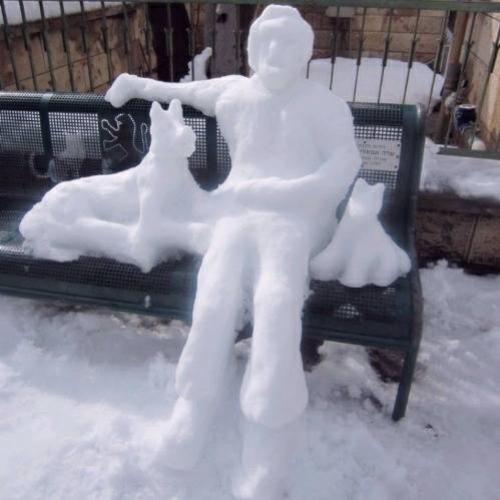 Esculturas de pessoas feitas com neve