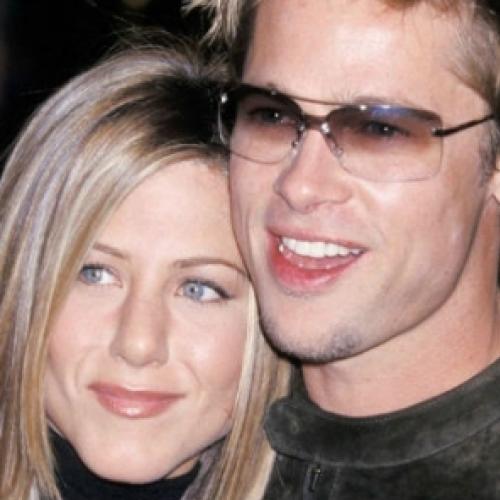 Jennifer Aniston está solteira e fãs torcem por retorno com Brad Pitt.