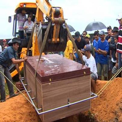 Homem de 350 quilos é sepultado com ajuda de trator