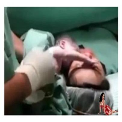 Vídeo de recém-nascido que não quer desgrudar da mãe após parto bomba 