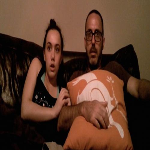 Pai e filha assistindo um filme de terror é a coisa mais engraçada