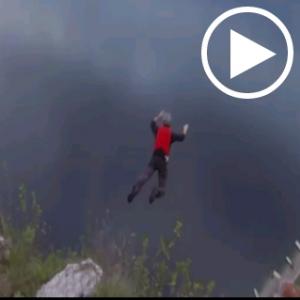 O para-quedas falhou e a queda foi grande, mas ele escapou da morte!