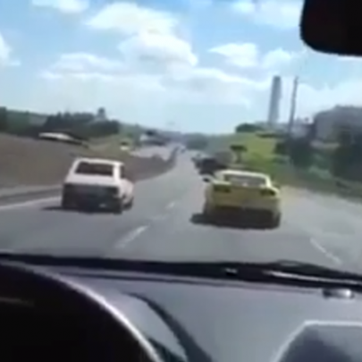 Fiat 147 dando um pau em um Camaro