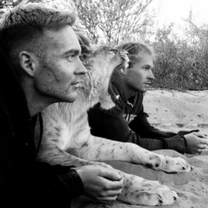 O homem que viveu com leões na África (37 fotos)