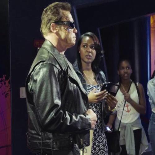 Schwarzenegger faz pegadinha e assusta fãs em Museu