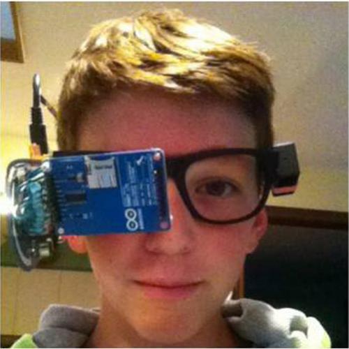 Garoto de 13 anos cria seus próprios óculos inteligentes