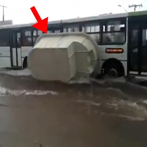 Piscina atinge ônibus em Goiânia