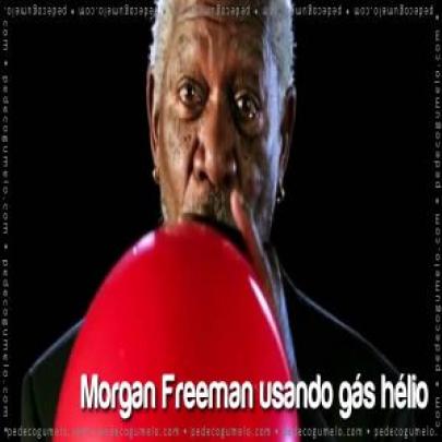Morgan Freeman usando gás hélio