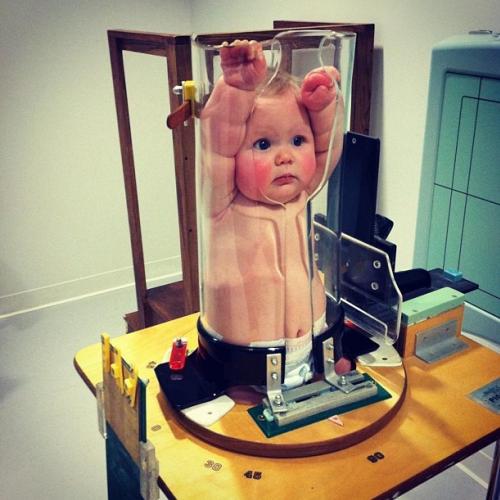 Imagem de bebê esprimido causa revolta na web