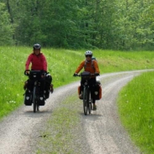 Casal larga tudo para pssar 1 ano viajando de bicicleta