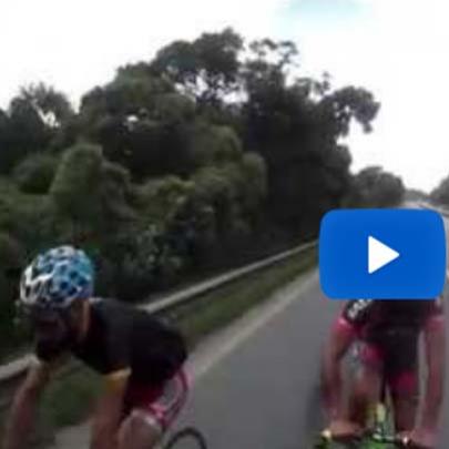 Ciclistas brasileiros a 120km/h no vacuo em rodovia.
