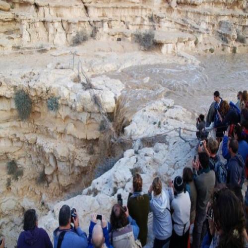 Moradores registram momento exato do renascimento de um rio em Israel